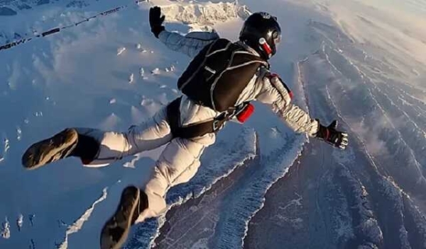 Уфимский летчик-инструктор Александр Лынник установил мировой рекорд, совершив прыжок с парашютом с высоты 10 тысяч метров